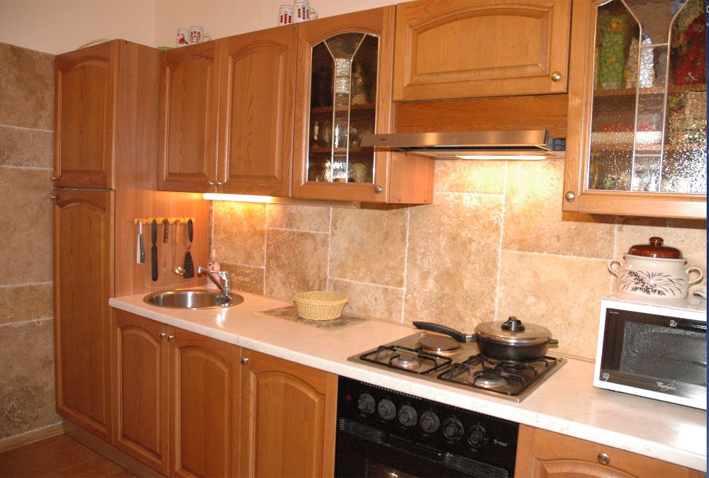 Кухня Скаволини - натуральное дерево, витражи, стол, стулья