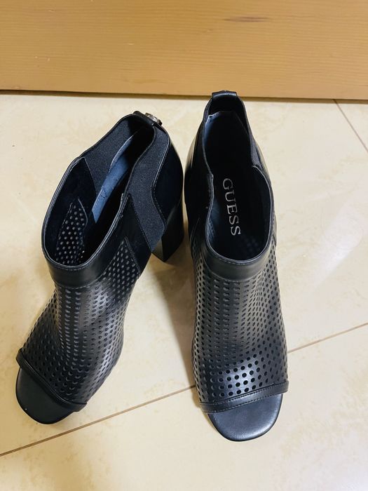 Босоножки Guess