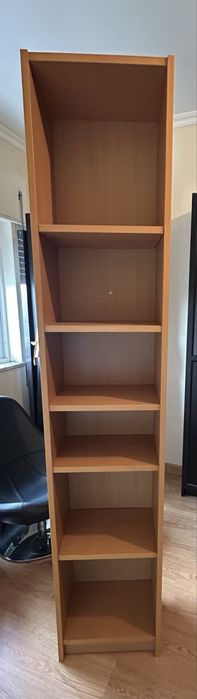 Estante castanha em bom estado