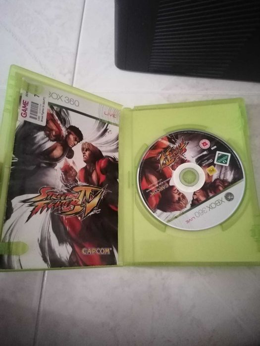 XBOX 360 com comando, kinect e 4 jogos