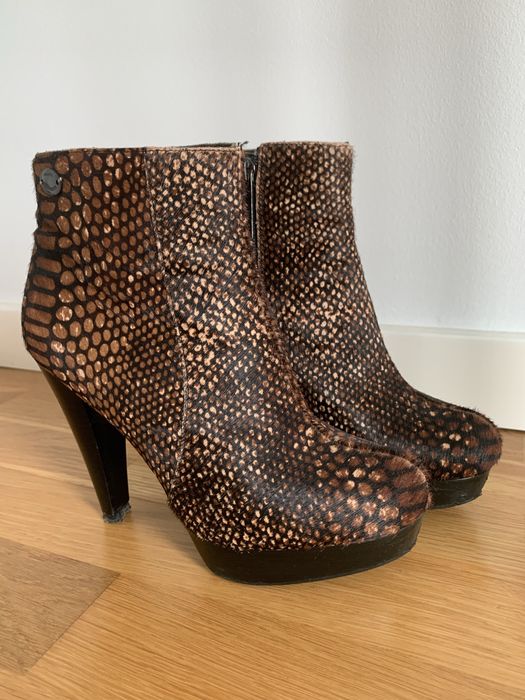 Botins em pelo com salto