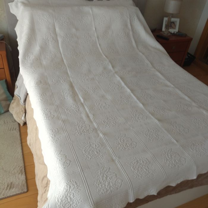 Colcha branca antiga