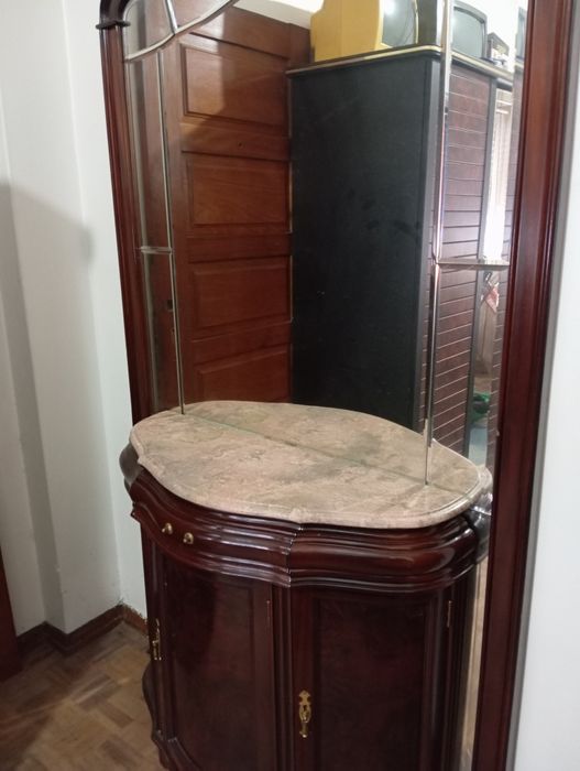 Móvel em mogno com espelho grande