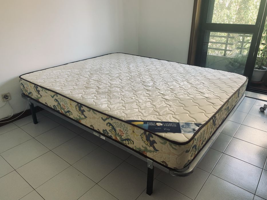 Cama de casal Estrado e colchão de espuma 195cm x 150cm