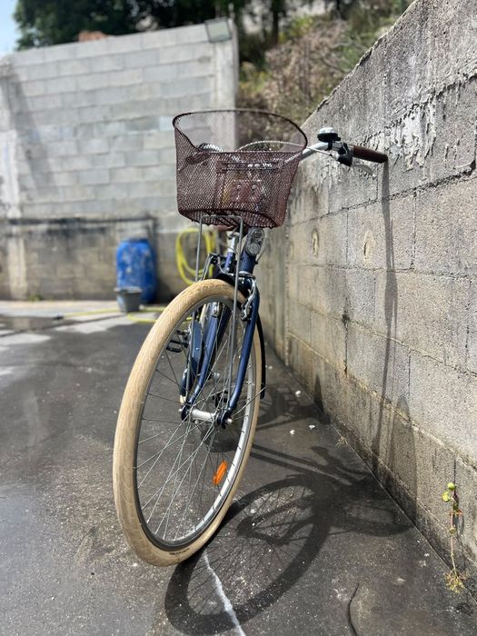 Bicicleta Decathlon Elops 120 com cesto e porta-bagagens