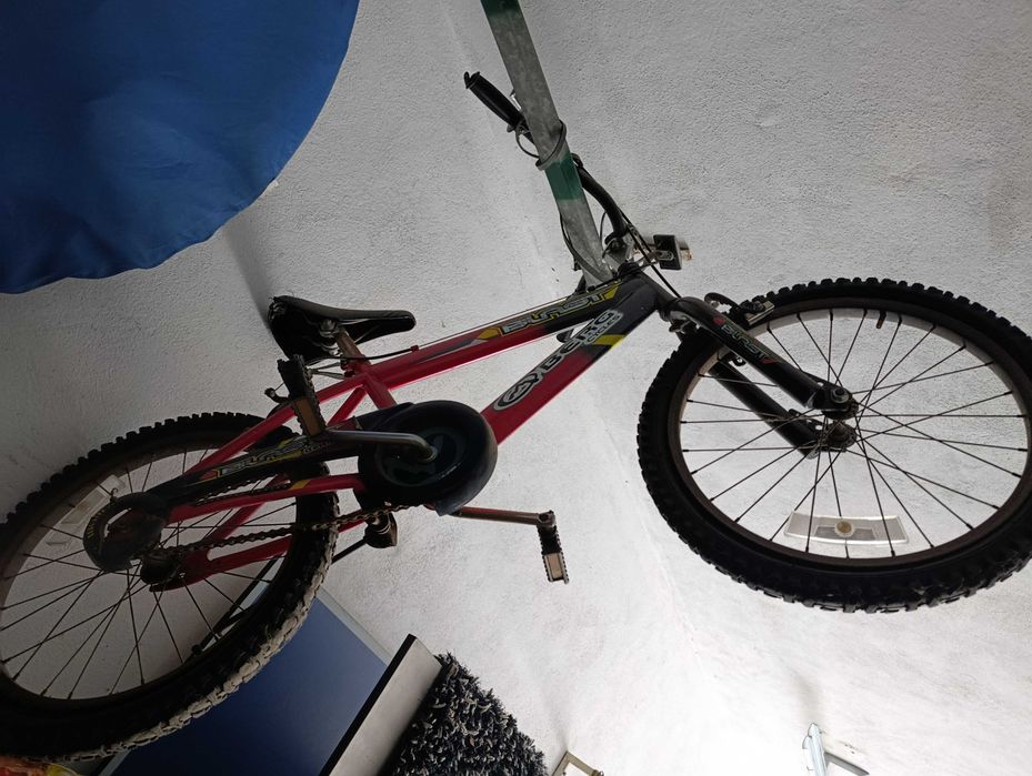 Móveis de sala e sofá e bicicleta bmx criança