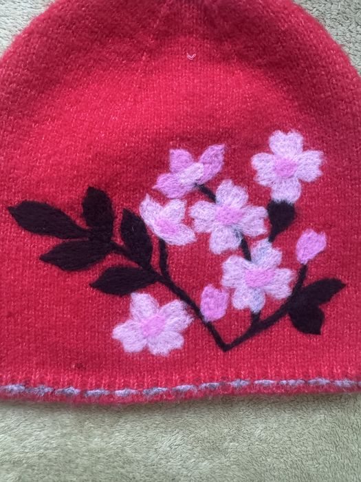 Czapka beanie z kwiatowym haftem ZARA
