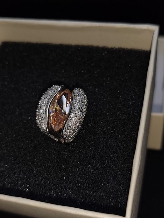 Pierścionek wykonany z srebra 925 z diamentami