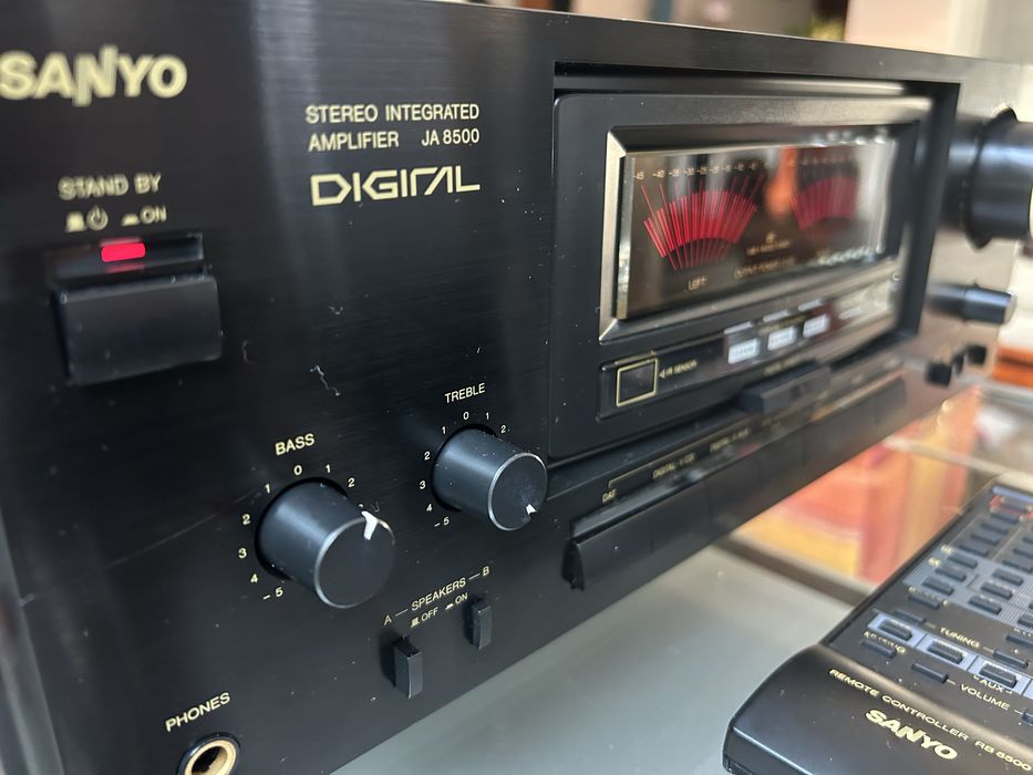 Fantastivo amplificador Sanyo JA8500 digital,com comando.exc estado