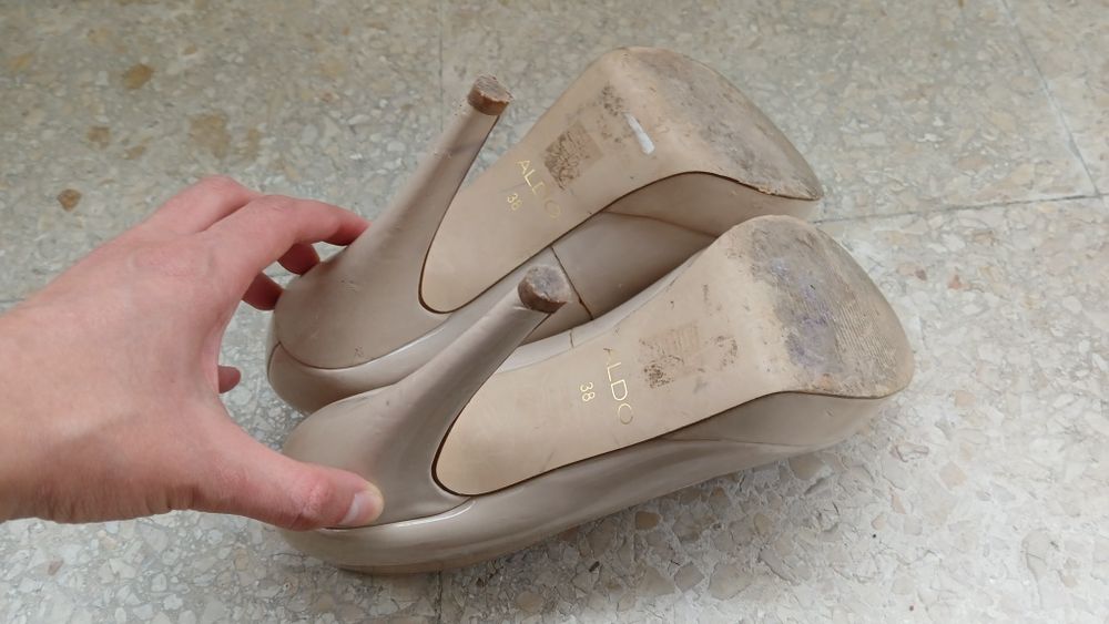 Sapatos de salto alto de verniz bege Aldo