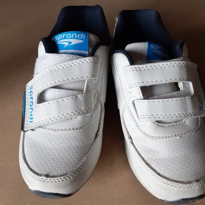 Sprzedam    adidasy   chłopięce   27 używane.