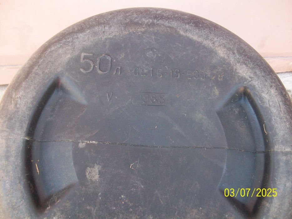 Пластикова чорна бочка на 50 л. .