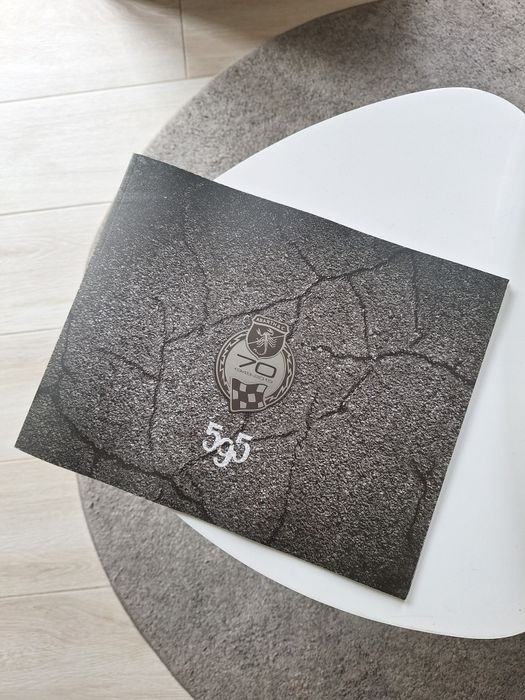 Catálogos originais Alfa Romeu 4C e Abarth 595