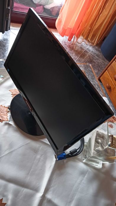 Monitor LED Gaming de 19" com design preto brilhante