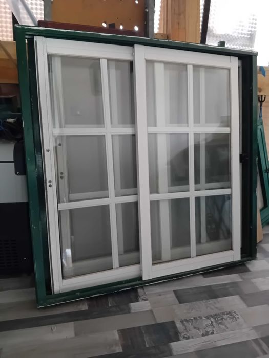 Janelas de alumínio de correr + janela pequena – Verde e Branco