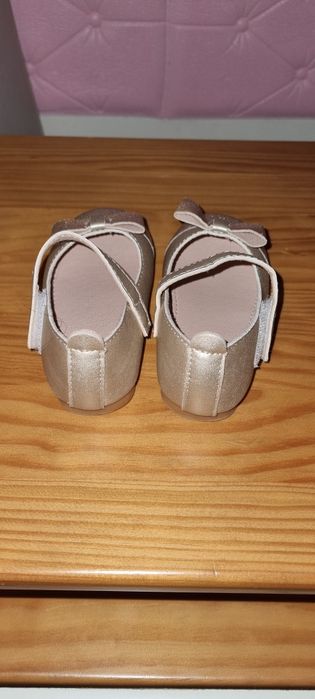 Lindos sapatos dourados brilhantes