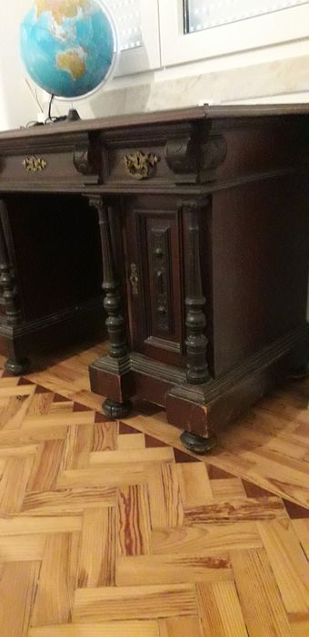 Secretaria com tampo em pele.