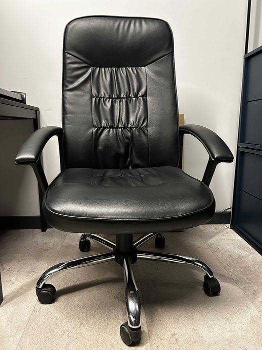 Krzesło biurowe SKODSBORG czarny skóra ekologiczna/chrom