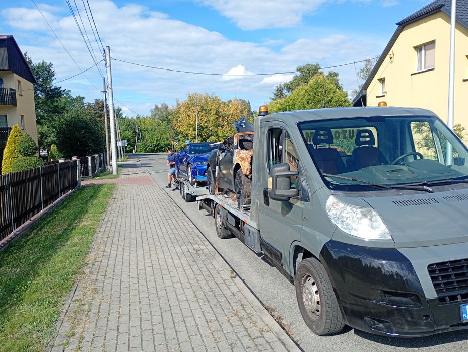 Auto pomoc holowanie autolaweta