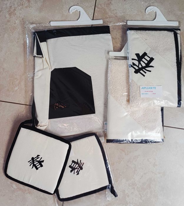 Black and White/Cream Kitchen Set