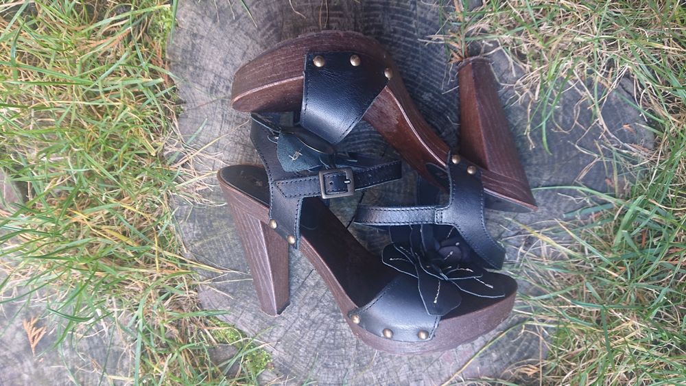 Venezia czarne skórzane sandały sandałki drewniaki z kwiatem.