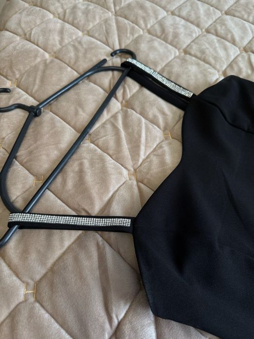 Чорна сукня на бретелях з камінням