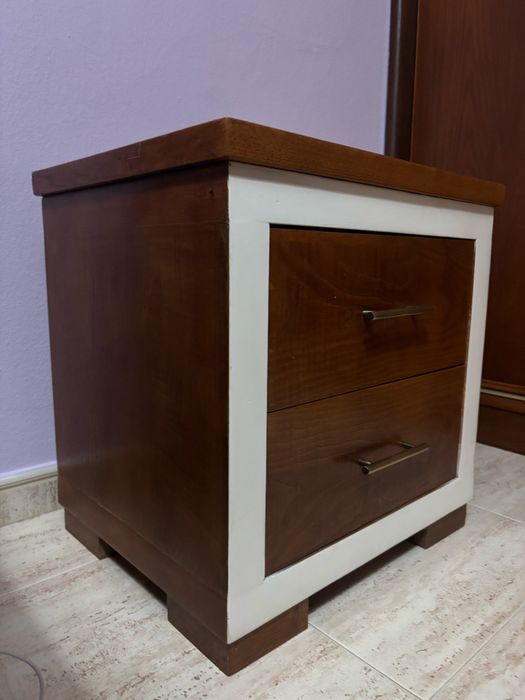 Conjunto de armário, cama e mesa de cabeceira de madeira à medida