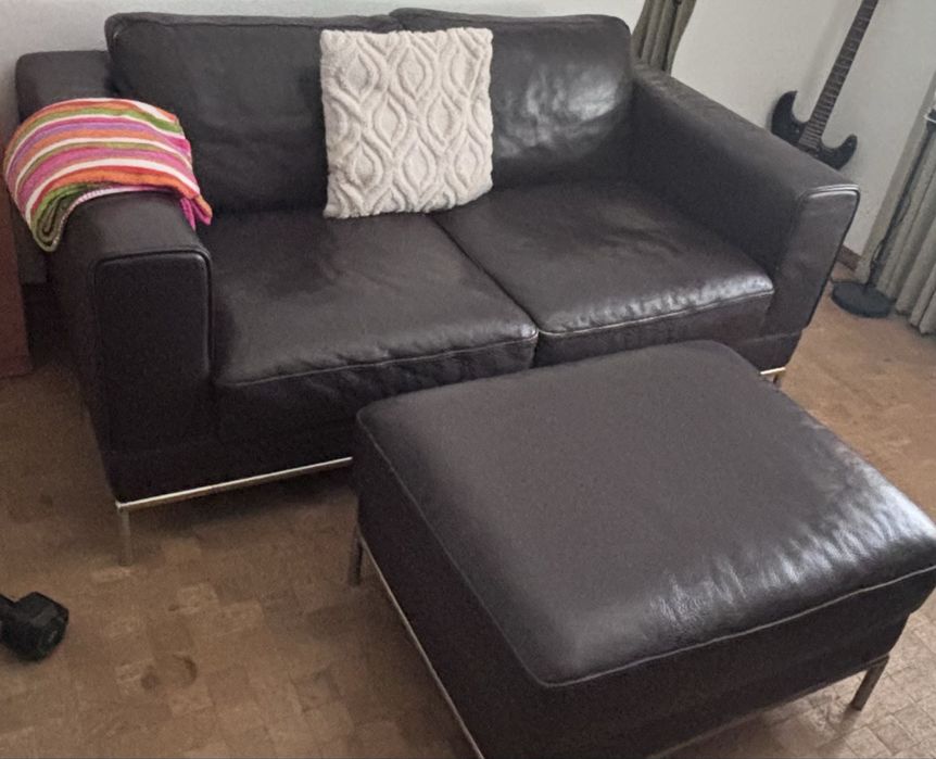 Sofa de 2 lugares + Puf