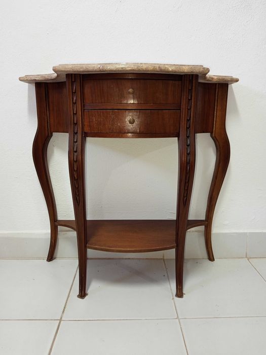 Credência Mesinha de apoio madeira entalhada e tampo mármore. Consola