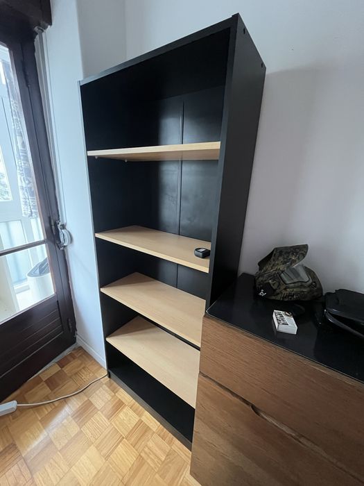 Estante preta e castanha