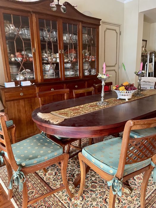 Sala de jantar de estilo inglês com 10 cadeiras palhinha