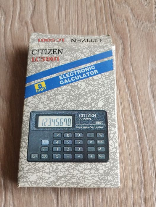 Czarny kalkulator Citizen.