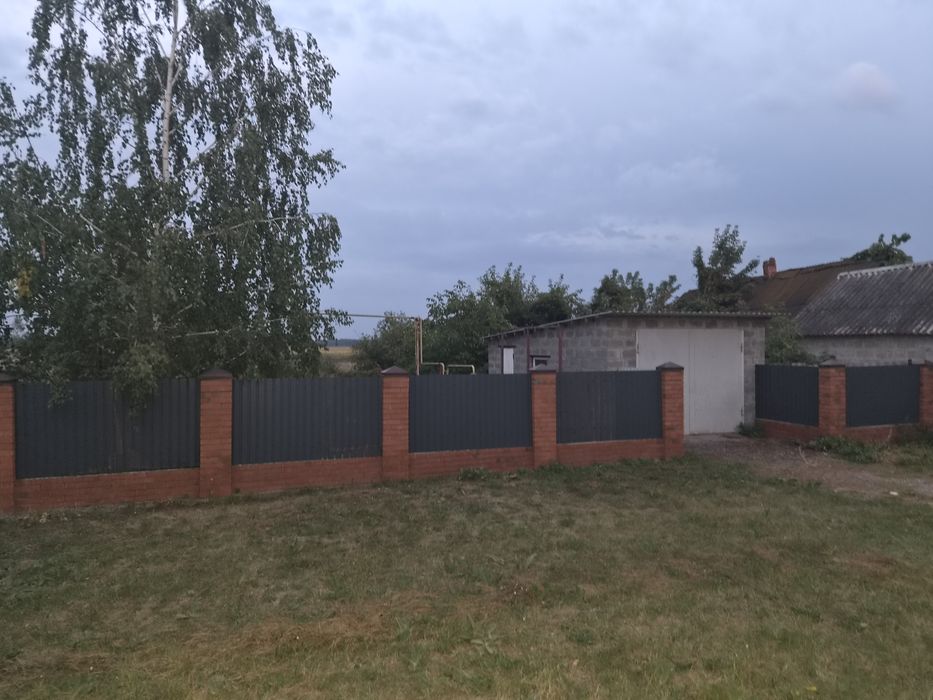 Продам будинок під ремонт. В селі Хащове. Е світло,газ,новый гараж та господарські будівлі