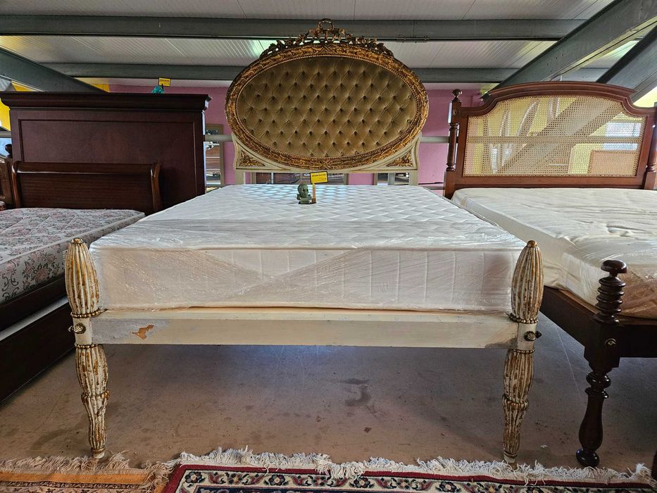 Cama antiga com bonita cabeceira, mais estrado e colchão - Algumas
