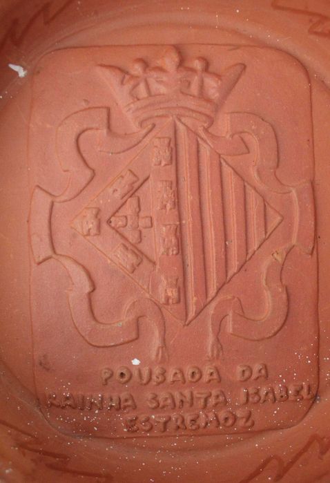 Cinzeiro de barro com o brasão da Pousada Rainha Santa Isabel