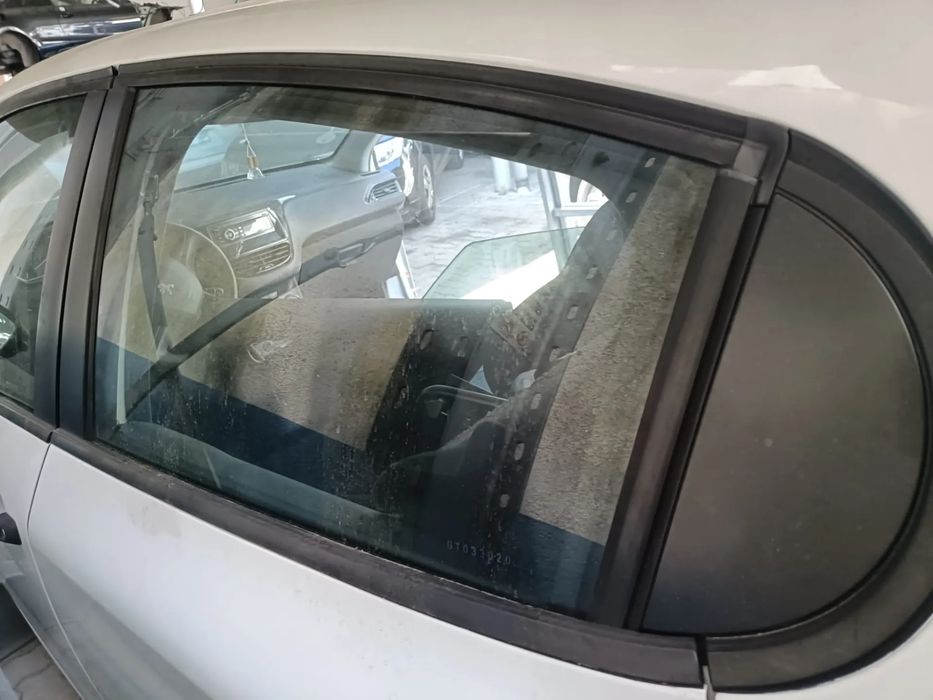 Vidro porta trás esquerdo PEUGEOT 208
