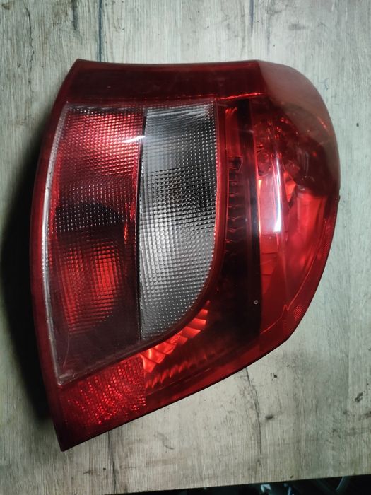 Toyota Yaris 2 II lampa lewa tył