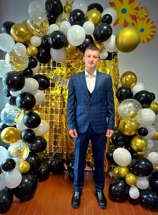 Костюм  на випускний або весілля.рубашка в подарунок.