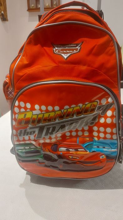 MCQueen Ttroley e cadernos.