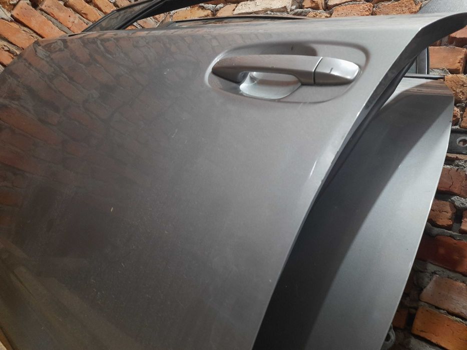 Передня ліва водійська дверка двері дверь Тойота Авенсіс т27 двери