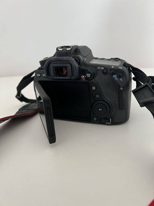 Lustrzanka Canon EOS 80D z obiektywem