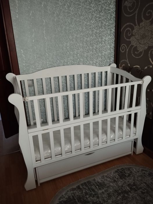 Дитяче ліжечко з маятником.