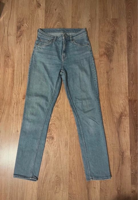 Spodnie jeansy z wysokim stanem proste dżinsy weekday