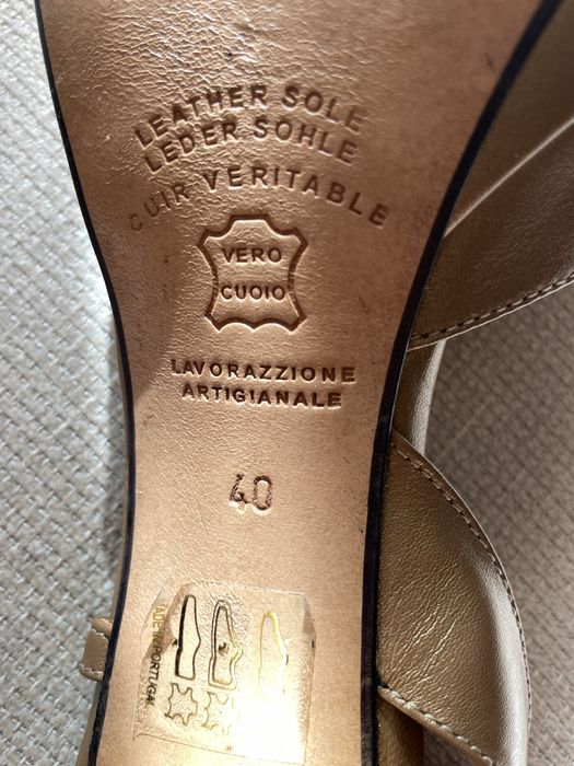 Sandália em pele dourada tam 40 Haity