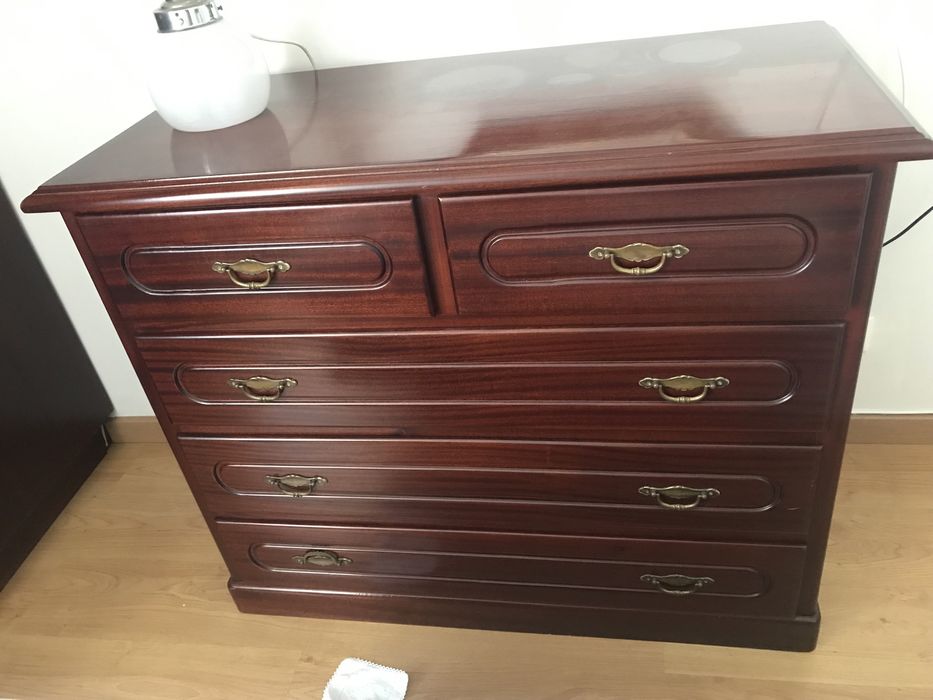 Comoda em madeira maciça