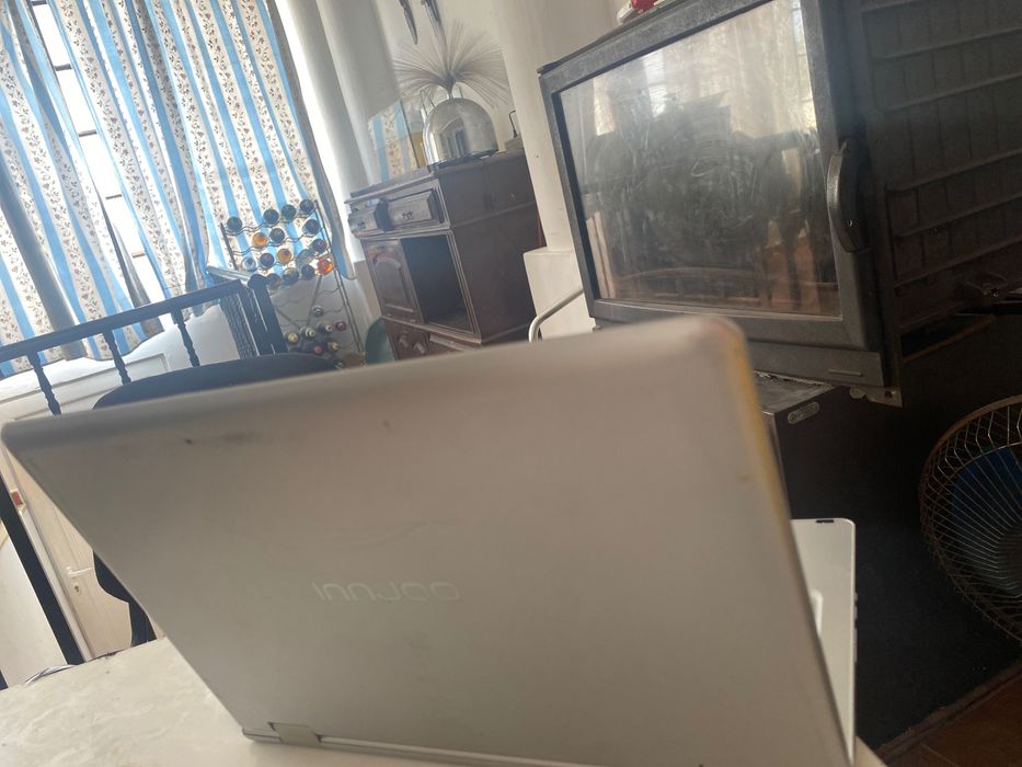 Netbook que faz de tablet