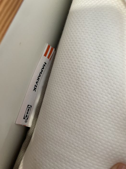 Cama Kura Ikea com um colchão