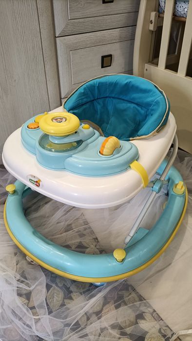 Продам музыкальные ходунки .