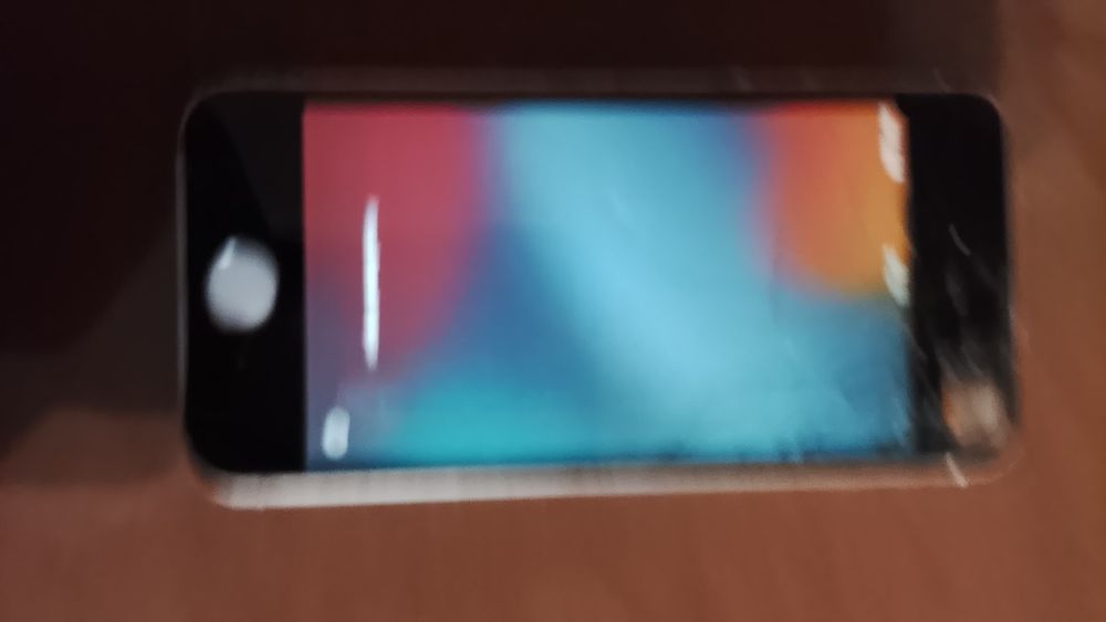 iPhone  SE   2016год