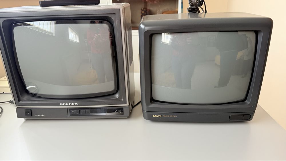 3 pequenas televisoes a funcionar. 2 a cores e uma a preto e branco